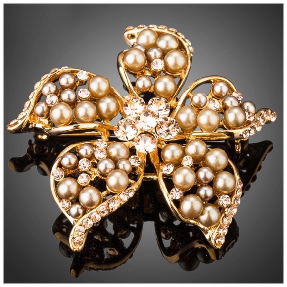 Jewelry - 💕 Swarovski Crystals The Caley Pearl Brooch